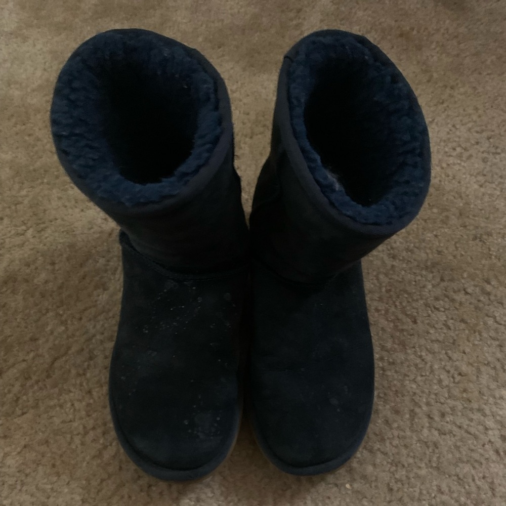 UGGS SIZE 6